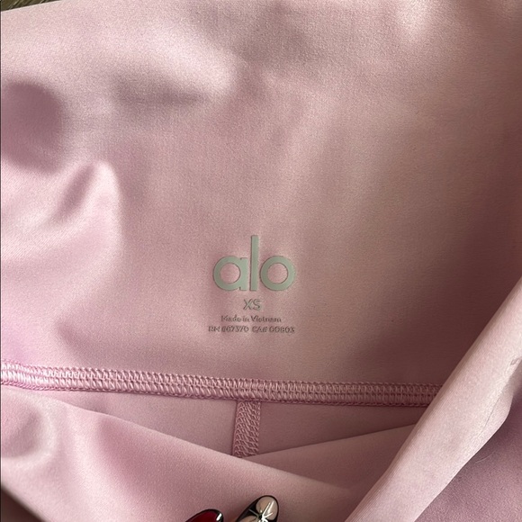 ALO Yoga Women's Pink Sports Bra and leggings - Picture 4 of 10